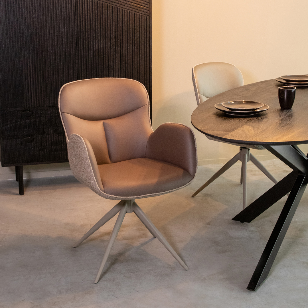 Eetkamerstoel Lasse - Armleuning - Bruin - Microvezel - Design - LABEL51