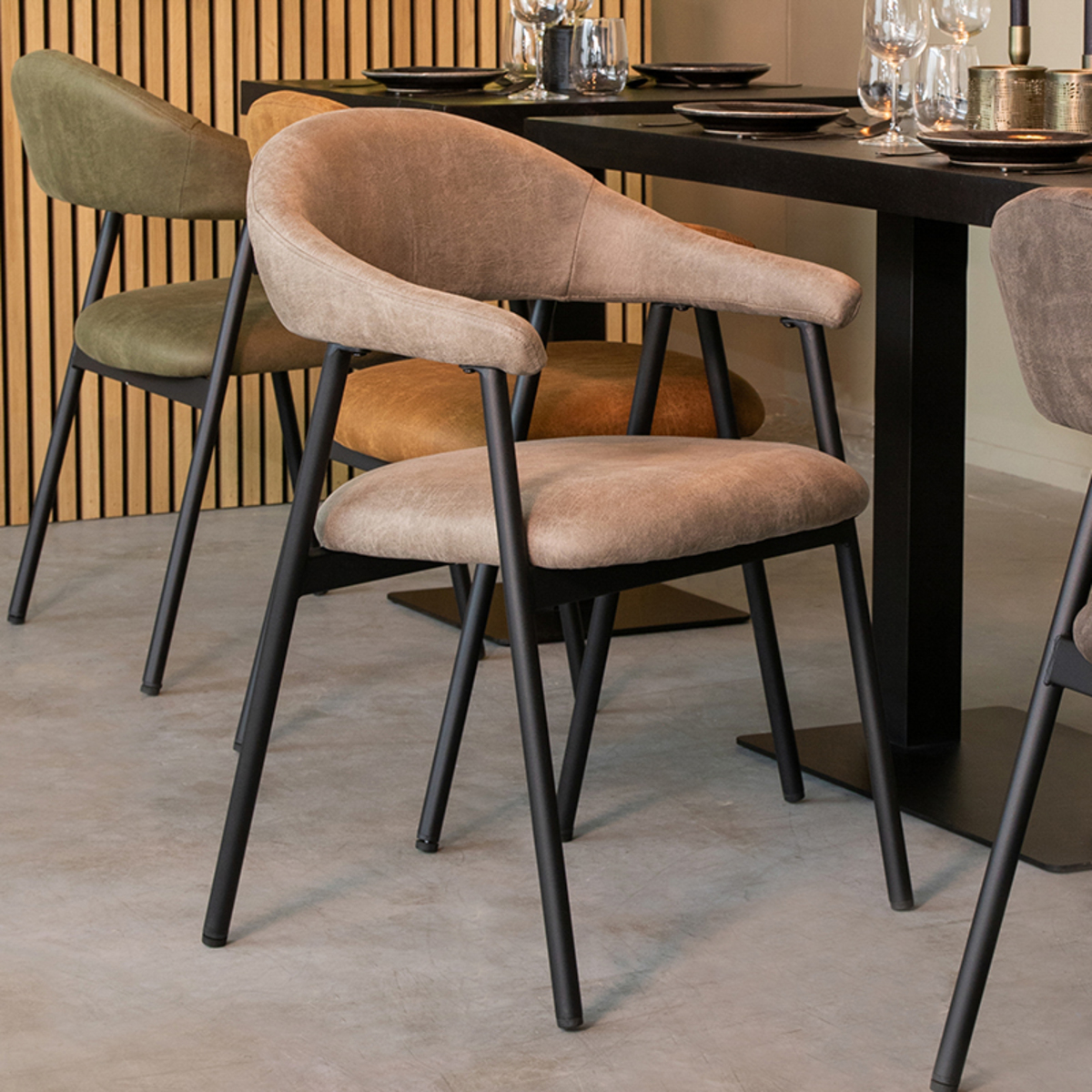 Eetkamerstoel Amaze - Armleuning - Taupe - Micro Suede - Modern - LABEL51