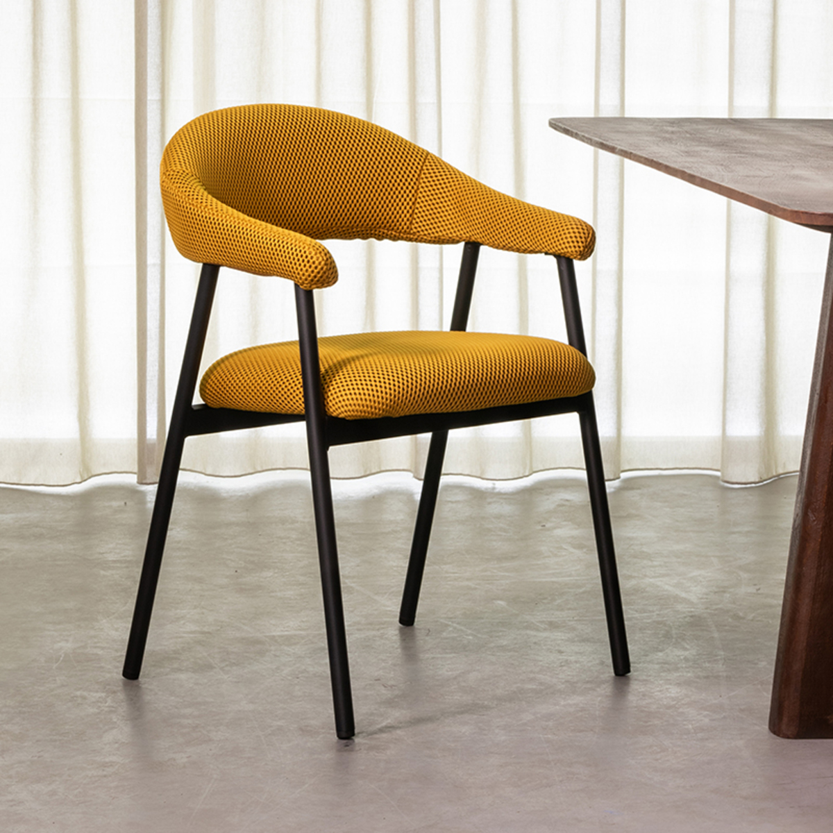 Eetkamerstoel Amaze - Armleuning - Oker - Breathe - Design - LABEL51